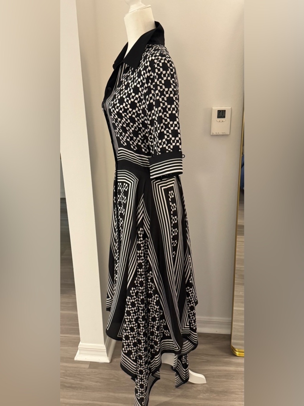 SIMKHAI
Abrielle printed TENCEL™ and silk-blend maxi shirt dress size L- NWT - Picture 11 of 13